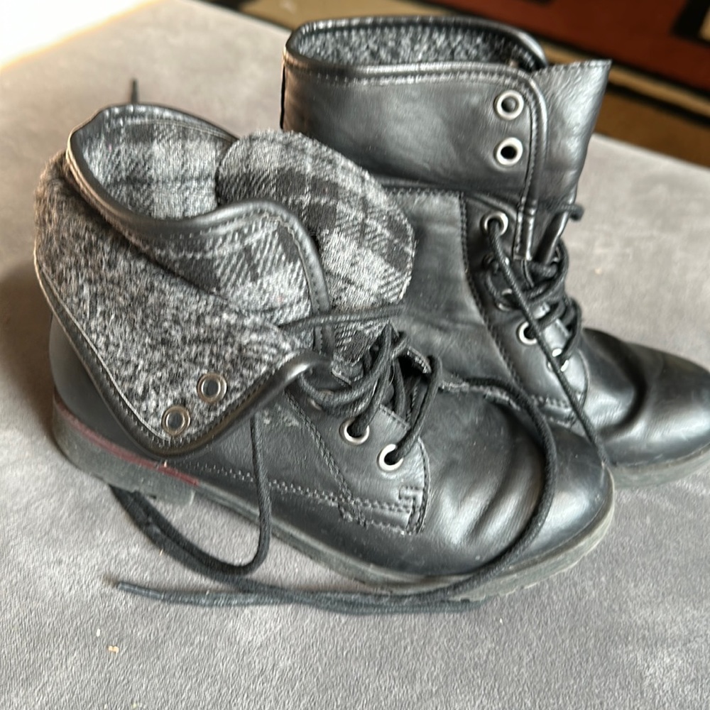 Rock candy youth combat boots size 1